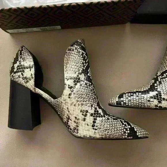 Charles David Faux Snake Skin Heel Booties 8.5 - Picture 9 of 10